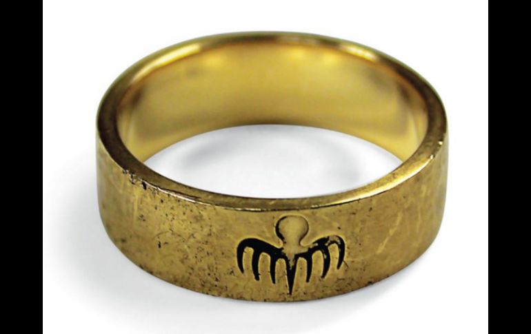 El anillo de oro del villano interpretado por Christoph Waltz alcanzó 46 mil 410 dólares. TWITTER / @ChristiesInc