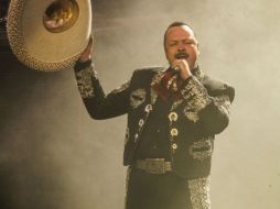 Homenaje. Durante su presentación, Aguilar recordó a Joan Sebastian, quien lo impulsó en el mundo de la música. EL INFORMADOR /