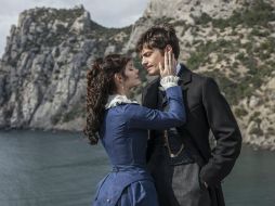Los actores Liza Boyárskaya y Maxim Matvéyev en los papeles de Anna Karénina y su amante, Alexéi Vronski. EFE / Estudios Mosfilm