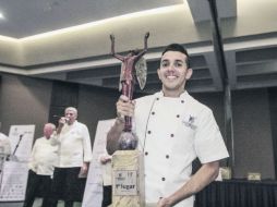 Orgullo. Mario Alonso Mendoza Palomares presume su trofeo. El chef trabaja en el Café des Artistes. EL INFORMADOR / R. Tamayo