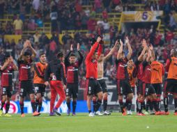 Los jugadores rojinegros saludan y dan las gracias a sus seguidores por el apoyo recibido en el Estadio Jalisco. EL INFORMADOR /