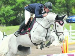 Arturo Parada, montando a 'Tarzán Divraie', realiza su recorrido en la prueba a 1.40 metros celebrada ayer. EL INFORMADOR / P. Franco