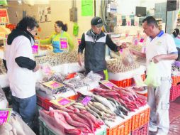 Advertencia. La Profeco pide a los consumidores que vigilen muy bien la frescura de los alimentos. EL INFORMADOR / A. Camacho