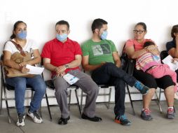 Cientos de personas hacen fila en los módulos de la SSJ para obtener el Tamiflu, difícil de conseguir en farmacias. EL INFORMADOR / ARCHIVO