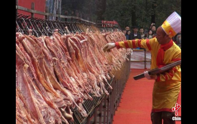 En cuestión de dos horas, el chef aderezó y consiguió asar a la perfección los más de dos centenares de corderos. ESPECIAL / ChinaNews
