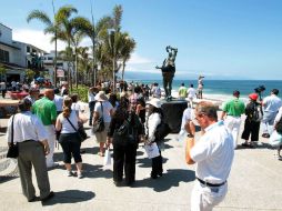 Al sur del puerto se ubica la Isla del Río Cuale, lugar donde los visitantes pueden comprar souvenirs y detalles del lugar. EL INFORMADOR / ARCHIVO