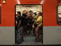 Los participantes se detuvieron para efectuar un baile que detuvo el tráfico peatonal en el STC por algunos momentos. EFE / S. Gutiérrez