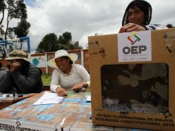 El horario de cierre puede retrasarse en algunas mesas que tuvieron demoras en la apertura o para que voten quienes falten de hacerlo. EFE / M. Alipaz