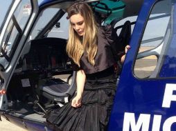 En la fotografía se aprecia a la cantante mientras desciende de un helicóptero. ESPECIAL /