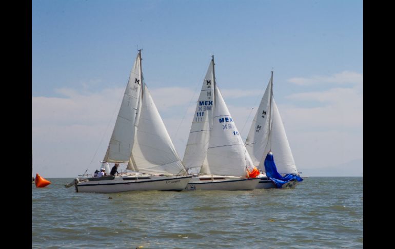 Los veleristas participantes de cada clase y categoría partieron desde el Club de Yates de Chapala en punto de las 9:00 horas. EL INFORMADOR / P. Franco