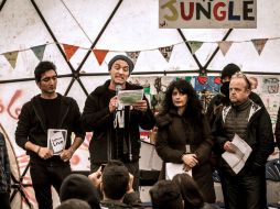 Acudió al lugar con otros actores, tras haber solicitado que se acojan a los menores presentes en Calais con familia en Gran Bretaña. AFP / P. Huguen