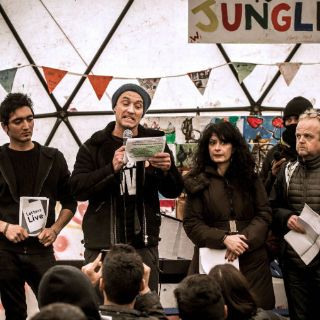 Jude Law apoya a migrantes en Francia