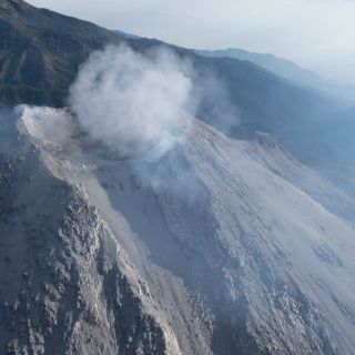 Volcán El Colima registra nuevo cuerpo de lava en cráter