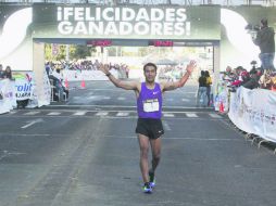 El triunfador. El atleta mexicano Juan Luis Barrios al momento de cruzar la meta en el Medio Maratón de Guadalajara. EL INFORMADOR / A. Camacho