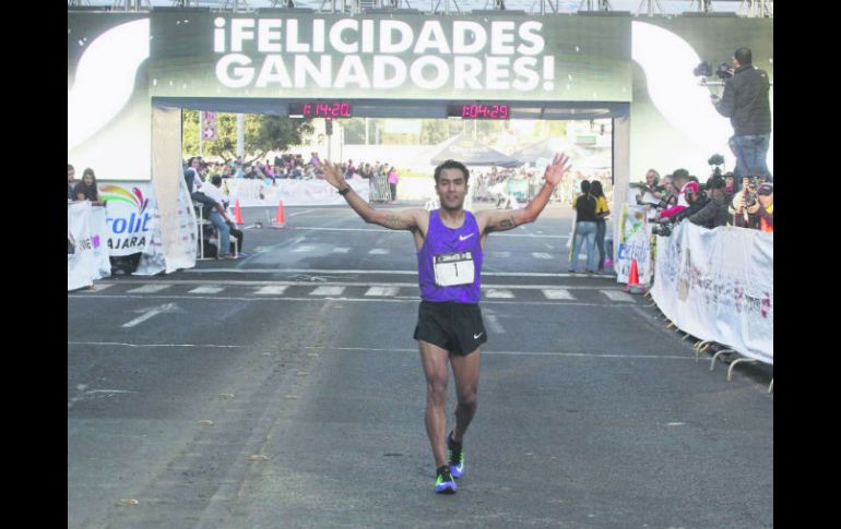 El triunfador. El atleta mexicano Juan Luis Barrios al momento de cruzar la meta en el Medio Maratón de Guadalajara. EL INFORMADOR / A. Camacho