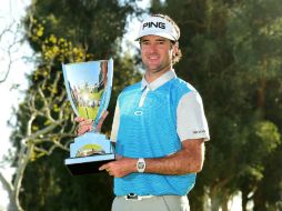 Bubba Watson posa con su trofeo. AFP / H. How