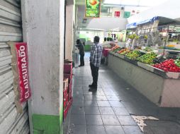 Locales clausurados por falta de pago, pisos dañados y descuido general en el mantenimiento se pueden ver en el mercado Constitución. EL INFORMADOR / P. Franco