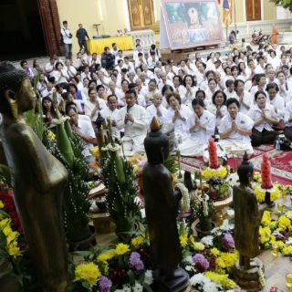 Budistas del sudeste asiático celebran el 'Magha Puja'