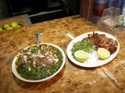 La Birria es un plato preparado con carne de chivo o res, servido con salsa de especias diversas y chiles cocinados al horno. EFE / ARCHIVO