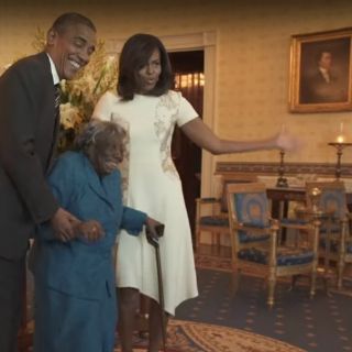 Mujer de 106 años de edad visita a Obama