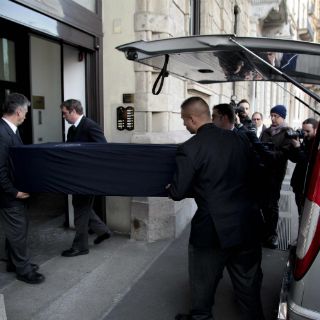 Celebrarán funeral laico de Umberto Eco