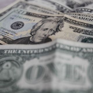 Baja dólar al cierre de la sesión, se vende en 18.37 pesos