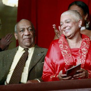 Esposa de Cosby es interrogada en caso de difamación