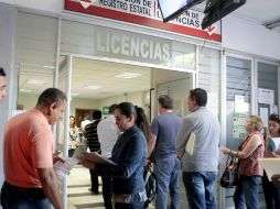 Ciudadanos esperan hasta más de una hora para ser atendidos y renovar o tramitar su licencia. EL INFORMADOR / A. Hinojosa