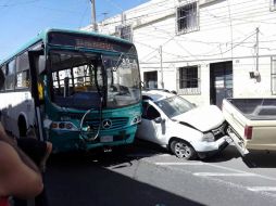 El accidente ocurre la tarde de este lunes en el cruce de las calles Cruz Verde y Manuel Acuña. ESPECIAL /