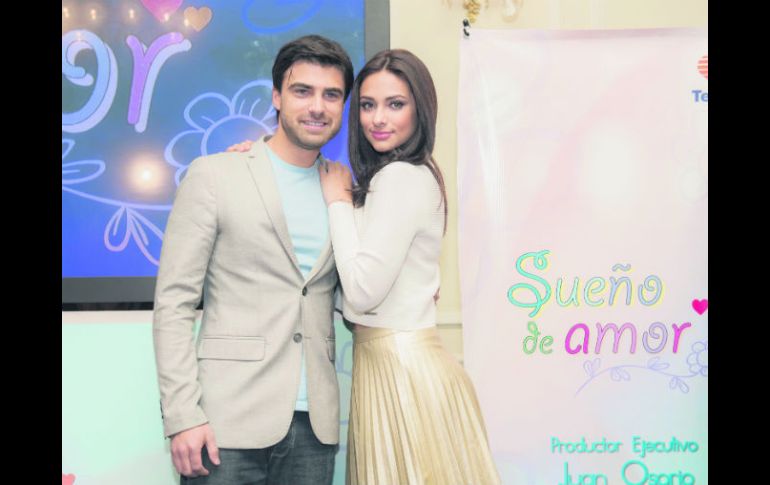 El actor es acompañado por Renata Notni (quien interpreta a “Patricia”), con quien demostrará que aún existe el amor puro. ESPECIAL /