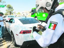 Como lo advirtió la Secretaría de Movilidad, ayer iniciaron las multas a los automovilistas que conducen autos con vidrios polarizados. EL INFORMADOR / A. García