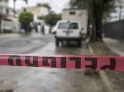 El occiso tenía unos 26 años de edad de complexión delgada, no identificado, quedó cerca de un fusil de asalto Kalashnicov AK 47. EL INFORMADOR / ARCHIVO