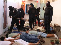 Elementos de la Secretaría de Seguridad Pública de Nuevo León inician un operativo de revisión en el penal de Cadereyta. EFE / ARCHIVO