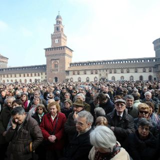 Miles de personas participan en funerales de Umberto Eco