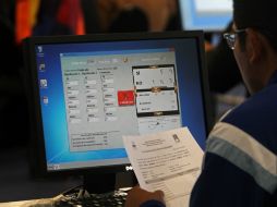 De acuerdo con los resultados oficiales de las actas escrutadas el 'No' tiene ventaja. EFE / M. Alipaz