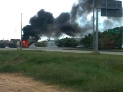 Personas desconocidas bloquearon con automóviles incendiados la carretera que comunica Los Reyes y Buenavista. EFE / ARCHIVO