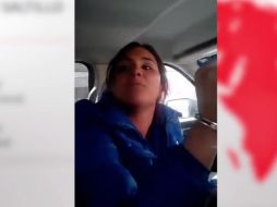 La joven fue aprehendida el sábado en la madrugada debido a que andaba ebria y con una cerveza a bordo de un taxi. YOUTUBE / ZocaloWeb
