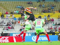 La disputa del objeto deseado fue férrea en cada jugada. Aquí, Christian López (UdeG) encima a Marco Tovar (Juárez). EL INFORMADOR / M. Vargas