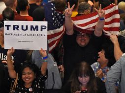 Simpatizantes de Trump siguen el recuento de votos y festejan la ventaja del candidato. AFP / E. Miller