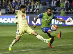 Oribe Peralta hace una jugada durante el primer tiempo del cotejo. AP / T. Warren