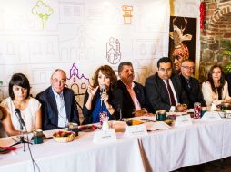 La alcaldesa María Elena Limón (c) al momento de presentar a su equipo de trabajo; a su derecha se encuentra Garaiz. EL INFORMADOR / ARCHIVO