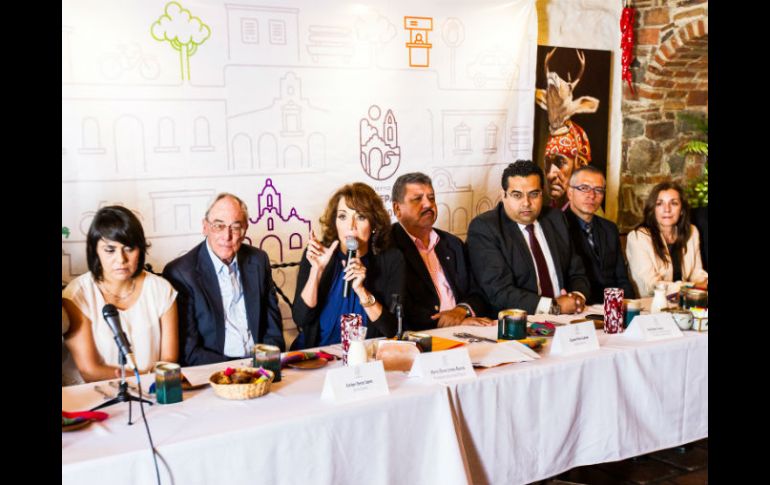 La alcaldesa María Elena Limón (c) al momento de presentar a su equipo de trabajo; a su derecha se encuentra Garaiz. EL INFORMADOR / ARCHIVO