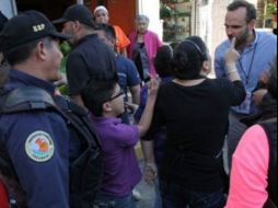 La CDHDF informó que se investigan tres quejas en contra del ''city manager'' (d) por presuntas violaciones a los derechos humanos. TWITTER / @arnemx