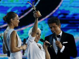 La cantante española recibe de manos de los presentadores, Carolina De Moras y Rafael Artaneda el premio otorgado por EFE / M. Ruiz