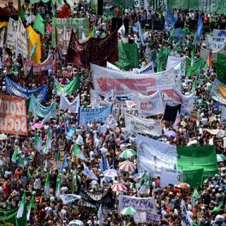 Macri enfrenta protestas en medio de visita de Hollande