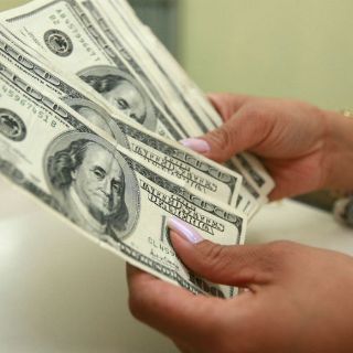 Dólar cede terreno, se ubica en 18.46 pesos