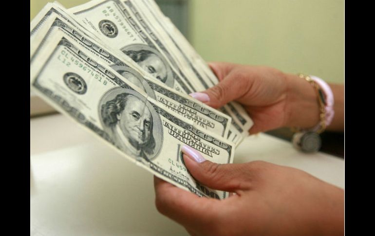 A corto plazo, el peso y el resto de divisas se verán presionadas en contra del dólar por los bajos precios del petróleo. EL INFORMADOR / ARCHIVO