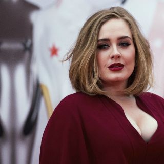Escote de Adele se roba la atención en los Brit Awards