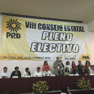 Lanzan gases lacrimógenos en Consejo del PRD en Oaxaca