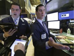 Los operadores en el parqué neoyorquino protagonizaron hoy una sesión muy volátil. AP / R. Drew